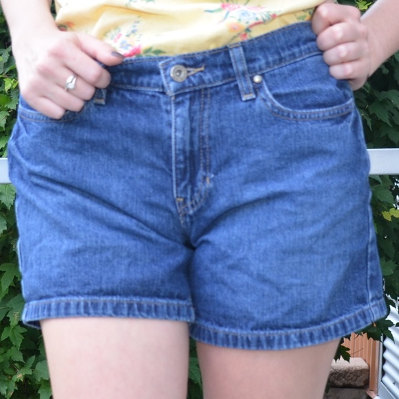 WINTER SALE: Classic Tommy Hilfiger Jean Shorts - Picture 2 of 7